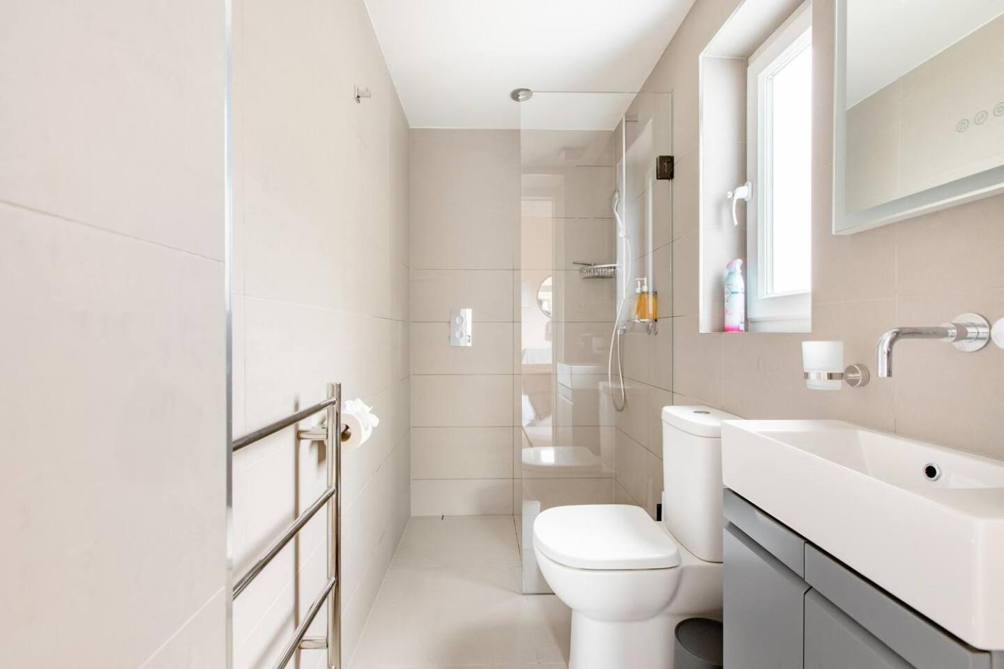 Luxury King-Bed Ensuite With Quiet Private Patio لندن المظهر الخارجي الصورة