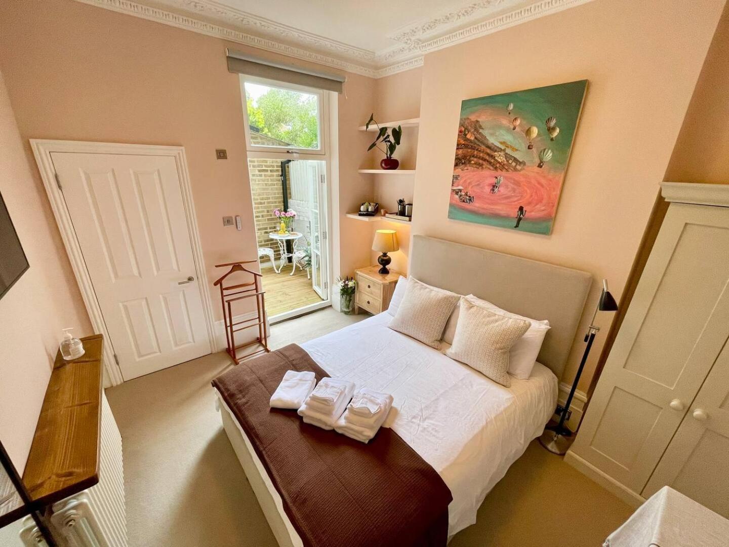 Luxury King-Bed Ensuite With Quiet Private Patio لندن المظهر الخارجي الصورة