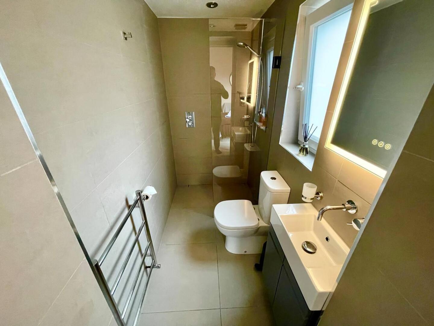 Luxury King-Bed Ensuite With Quiet Private Patio لندن المظهر الخارجي الصورة