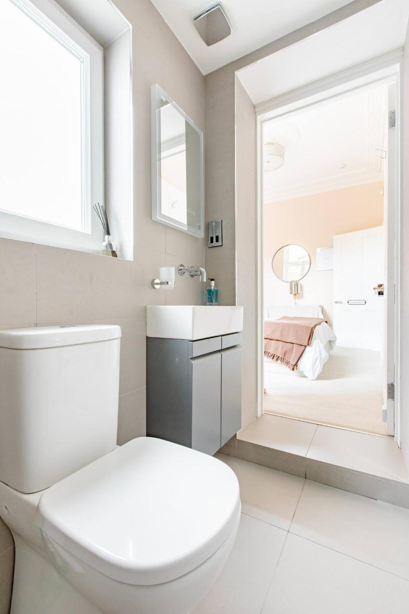 Luxury King-Bed Ensuite With Quiet Private Patio لندن المظهر الخارجي الصورة