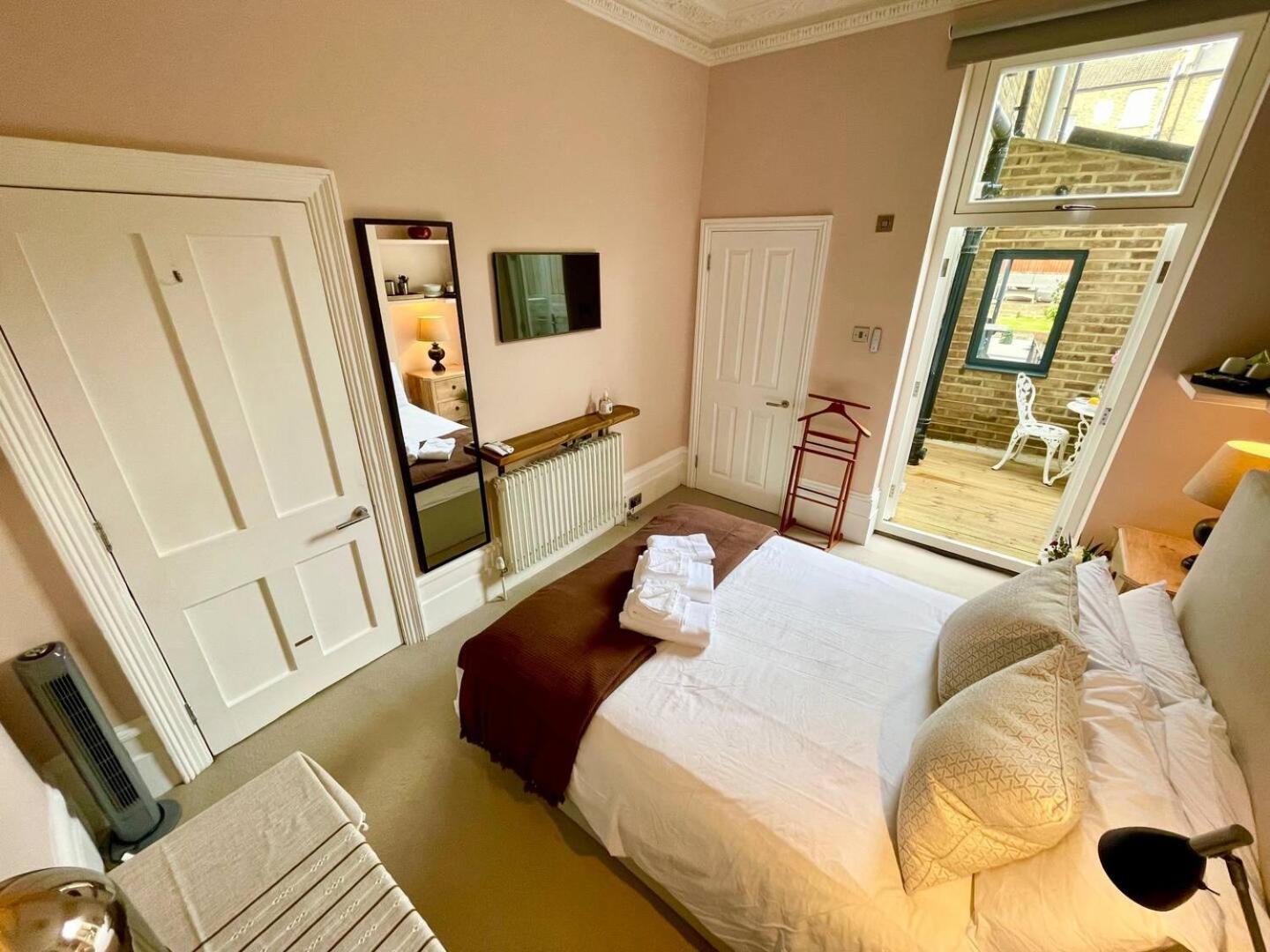 Luxury King-Bed Ensuite With Quiet Private Patio لندن المظهر الخارجي الصورة