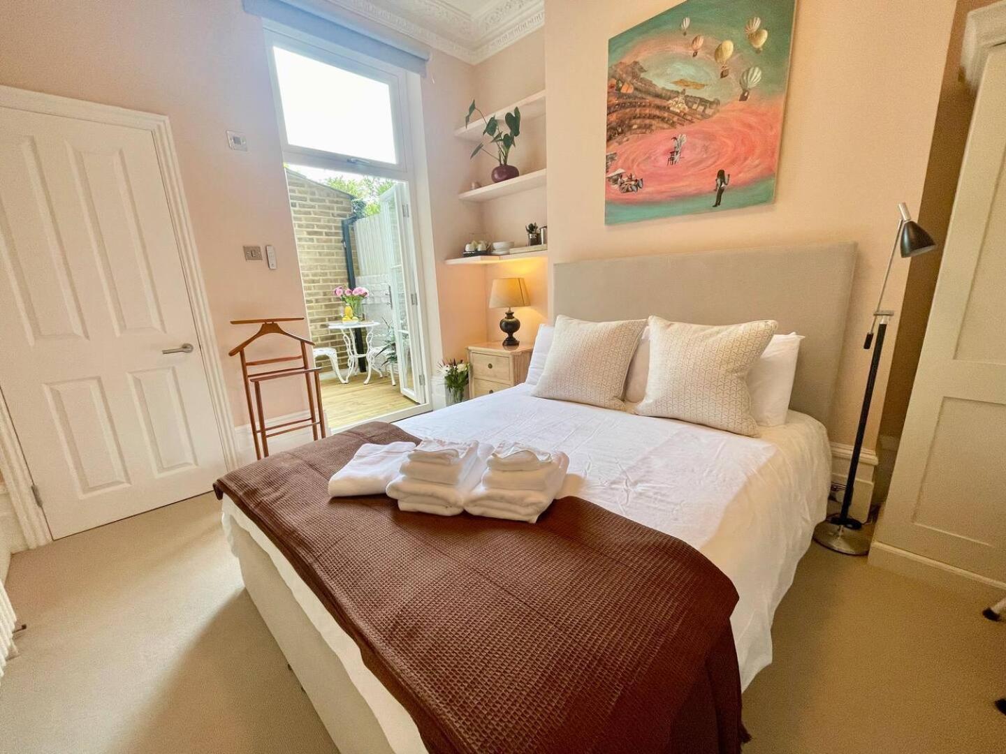 Luxury King-Bed Ensuite With Quiet Private Patio لندن المظهر الخارجي الصورة