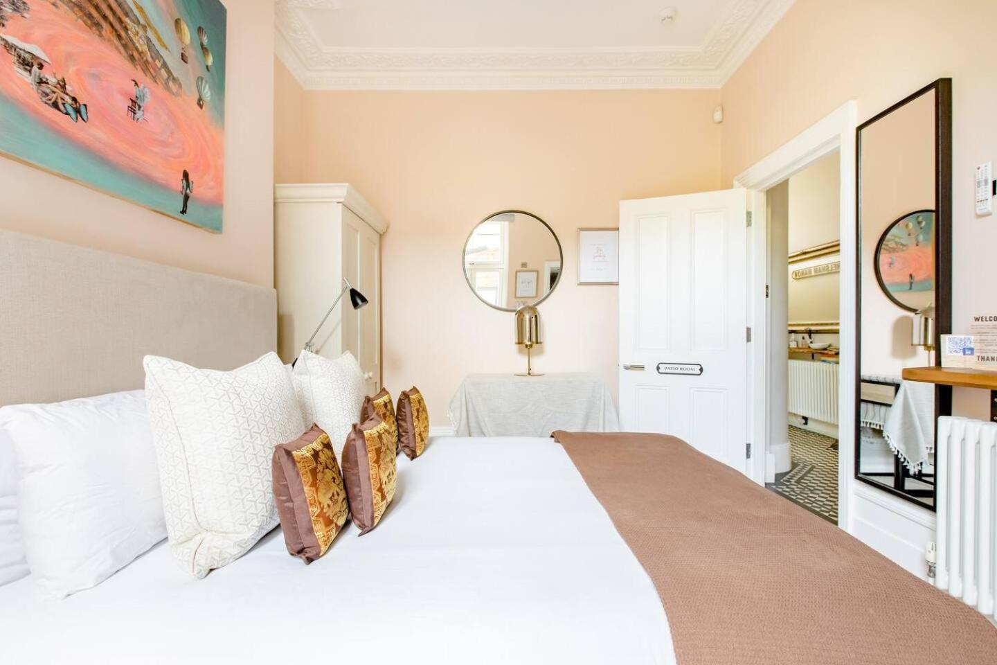 Luxury King-Bed Ensuite With Quiet Private Patio لندن المظهر الخارجي الصورة